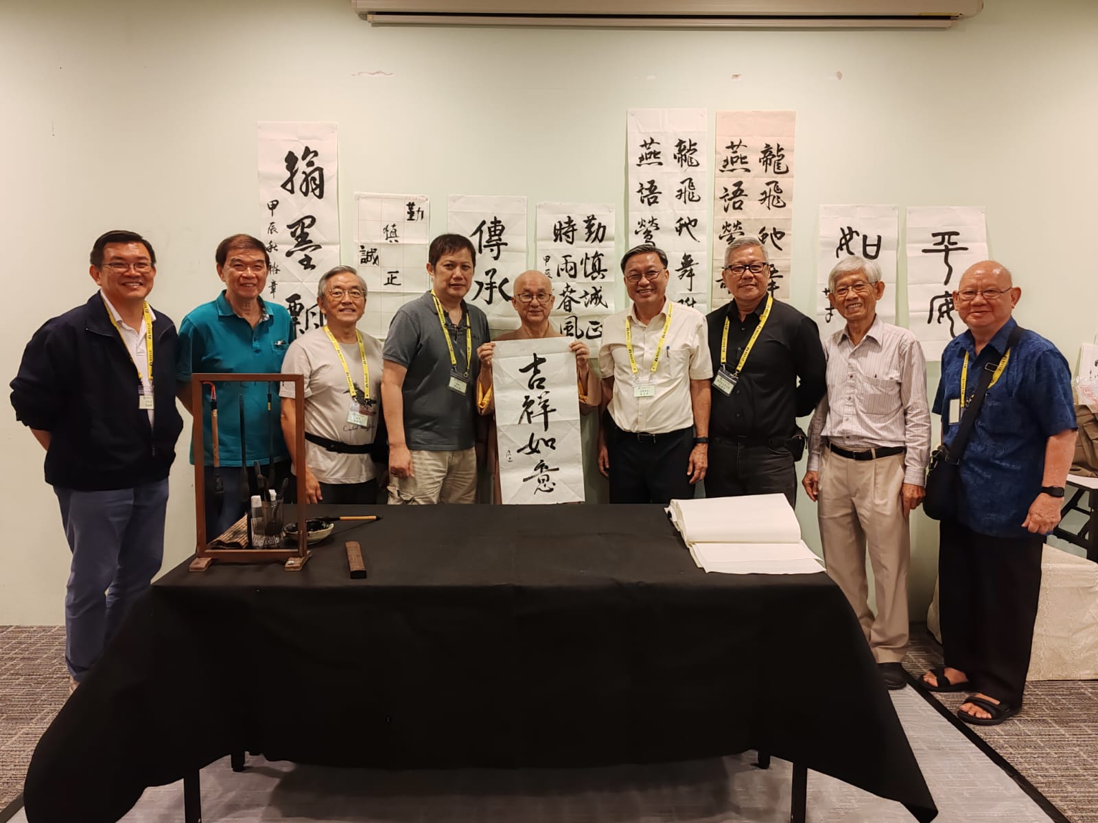 广品大法师莅临端情蒙艺书画展